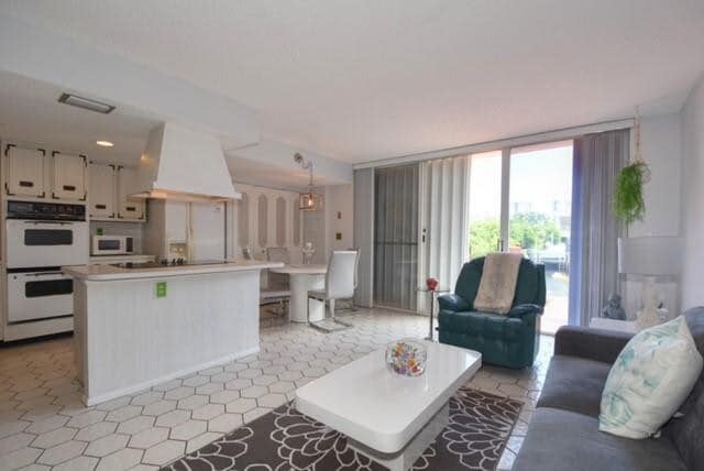 Building Photo - 1018 NE 25th Ave