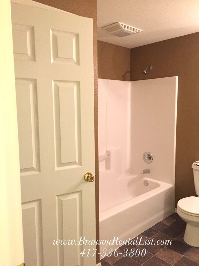 Building Photo - Large 5 Bedroom with lawn care and a community pool