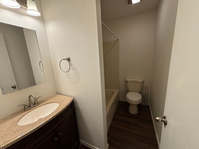 Building Photo - Welcome to this charming 3-bedroom, 2-bathroom home located in the heart of Russellville, AR.