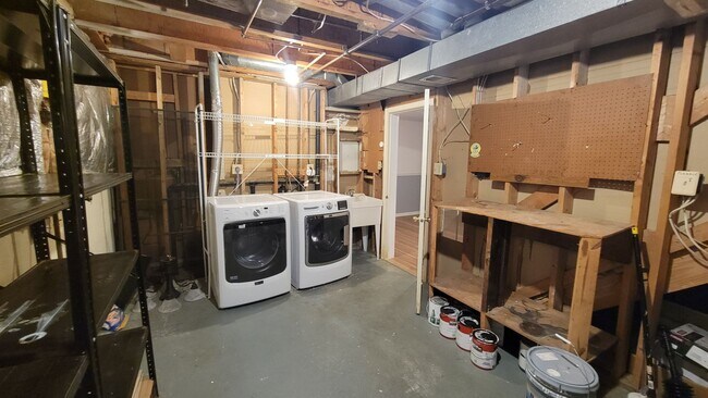 Building Photo - Beautiful 3 Bed, 3.5 Bath Brick Townhouse ...
