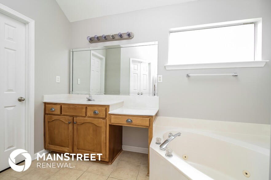 Building Photo - 3182 Pinetree Loop S