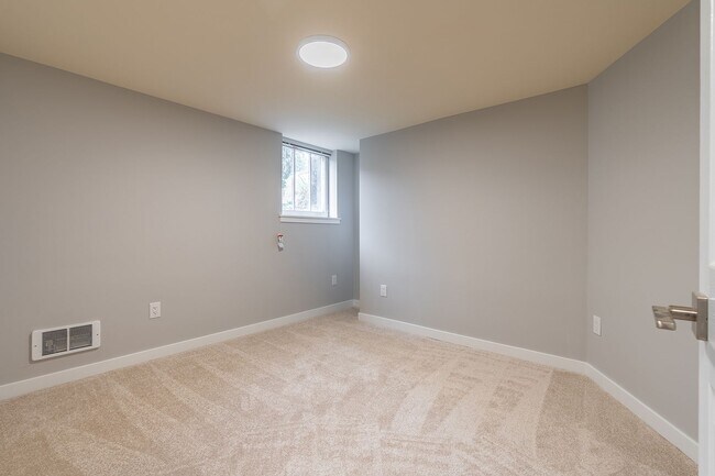Building Photo - Charming Ballard  Daylight One Bedroom Plu...