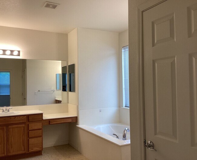 Building Photo - 5162 W Home Ave