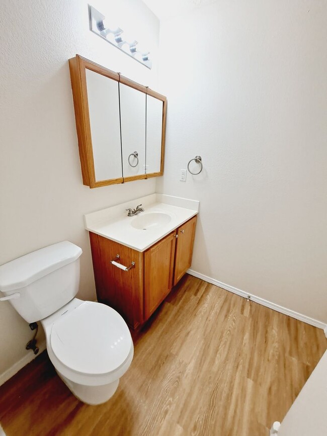 Building Photo - 3 bed 2 bath 1575 sq ft home