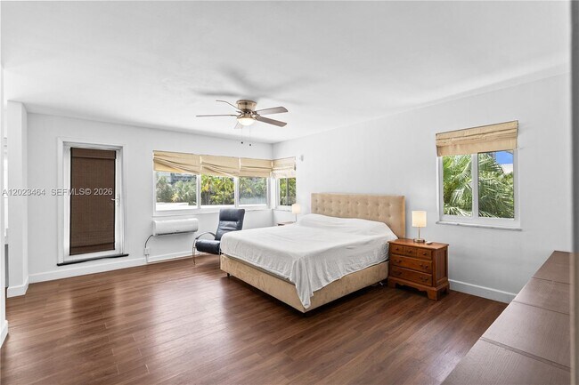 Building Photo - 10190 Collins Ave