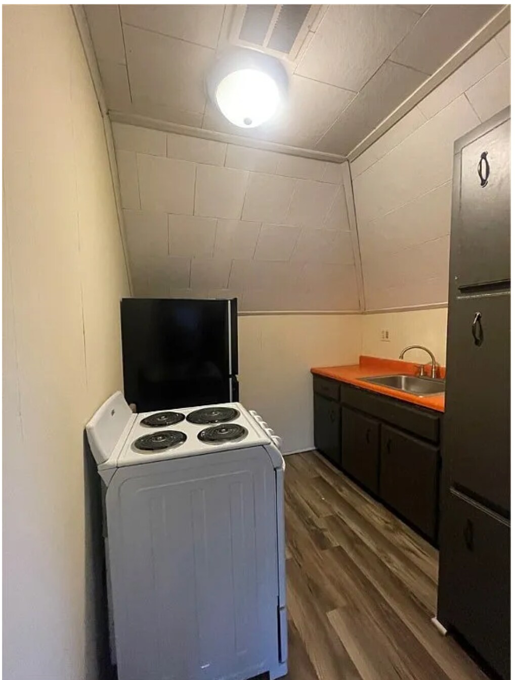 Kitchen - Stove and Fridge Included - 407 Park Ave