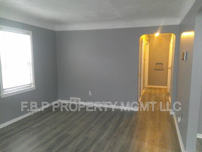 Building Photo - 18545 Riverview St
