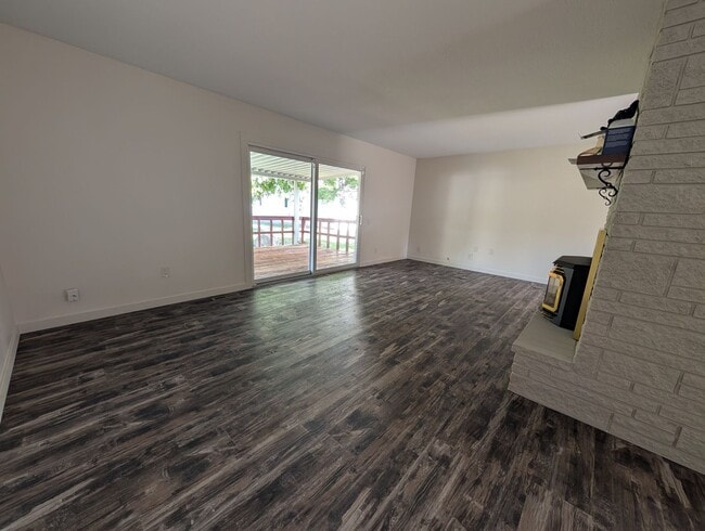 Building Photo - Huge Orchards House - Beautiful Updates
