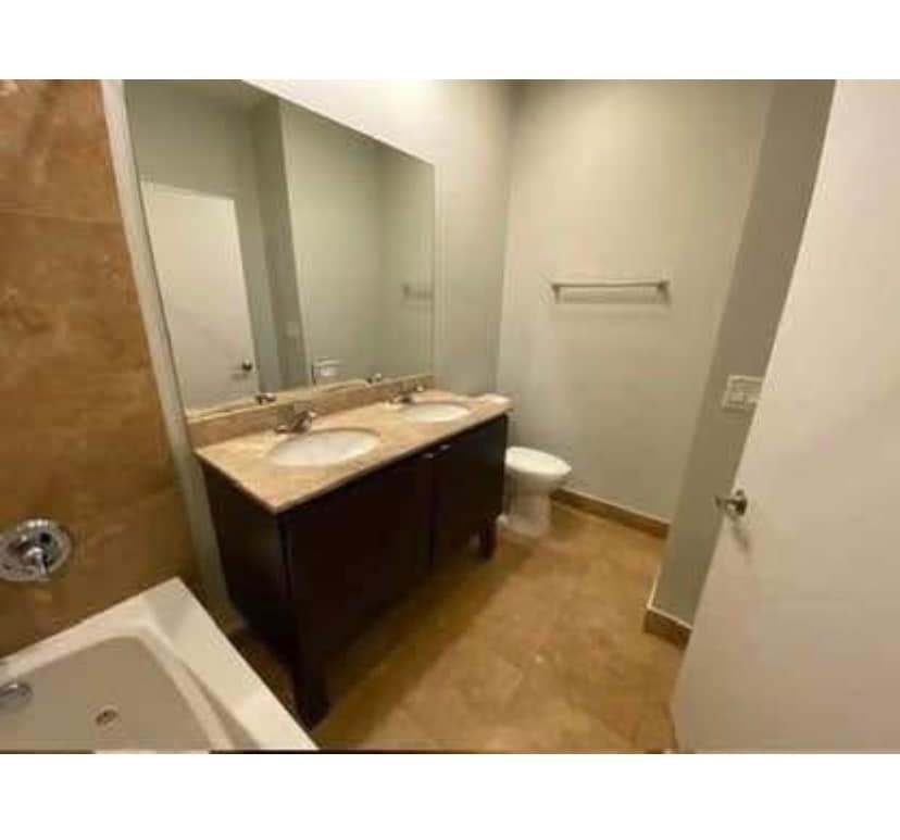 Building Photo - 1714 W Warren Blvd