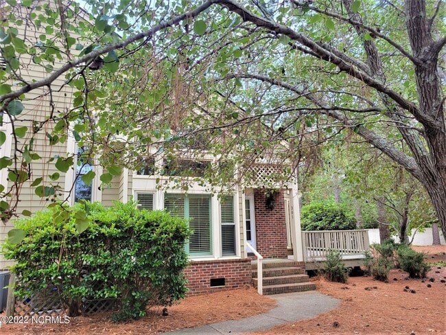 Building Photo - 301 Hampton Dr