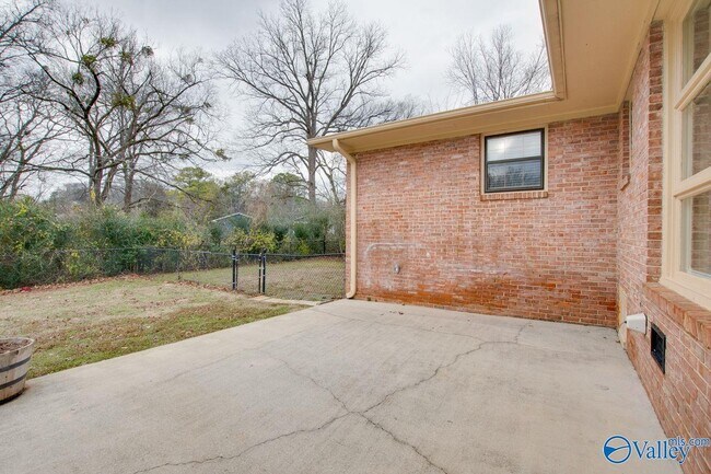 Building Photo - 814 Cleermont Dr SE