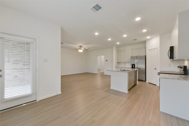 Building Photo - 13602 Pine Dr