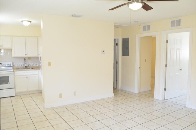 Building Photo - 701 SW 15th Ave