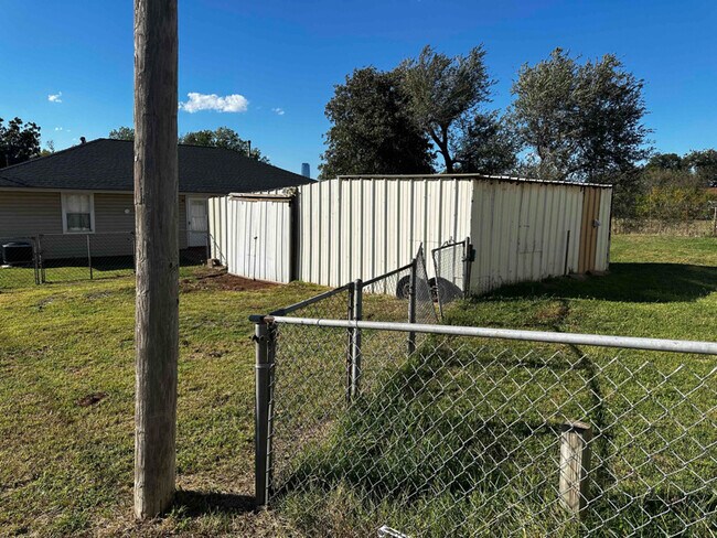 Building Photo - 1912 S Jordan Ave