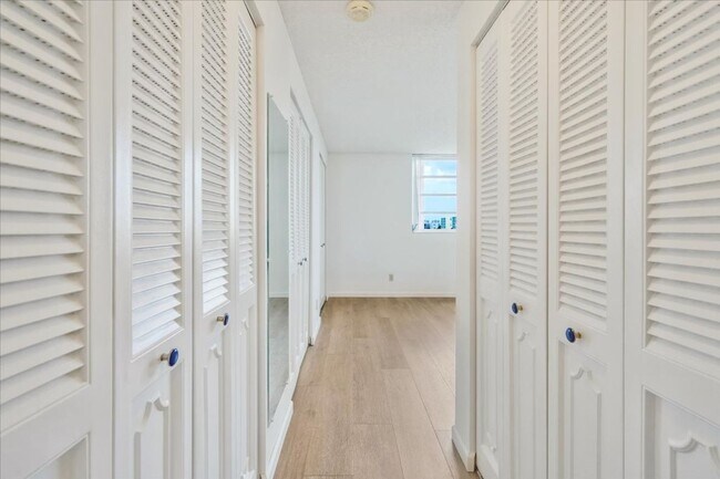 Building Photo - Meadowbrook Lakes View East Condominiums - Dania Beach