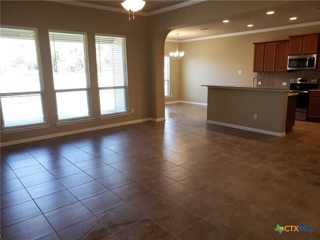 Building Photo - 5906 Blackstone Dr