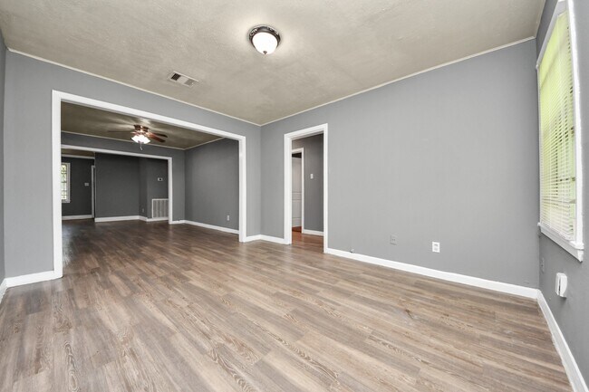 Building Photo - 3214 Tuam St