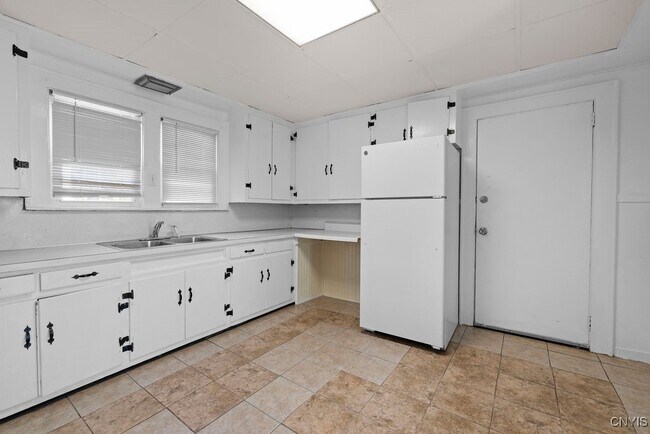 Building Photo - 401 Valley Dr