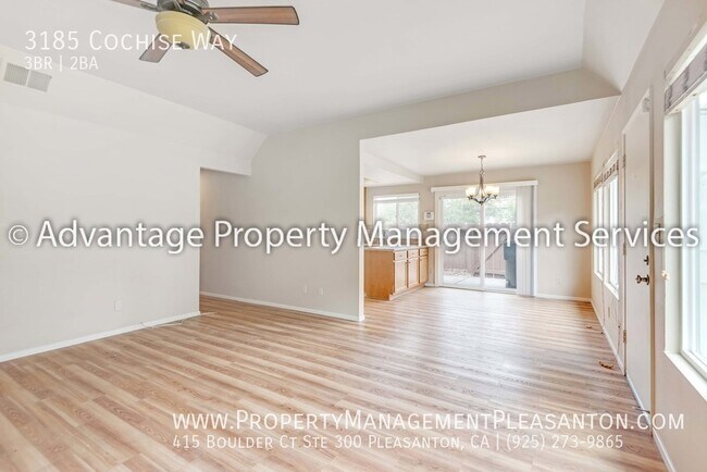 Building Photo - Single Story, 3 bed, 2 bath townhouse