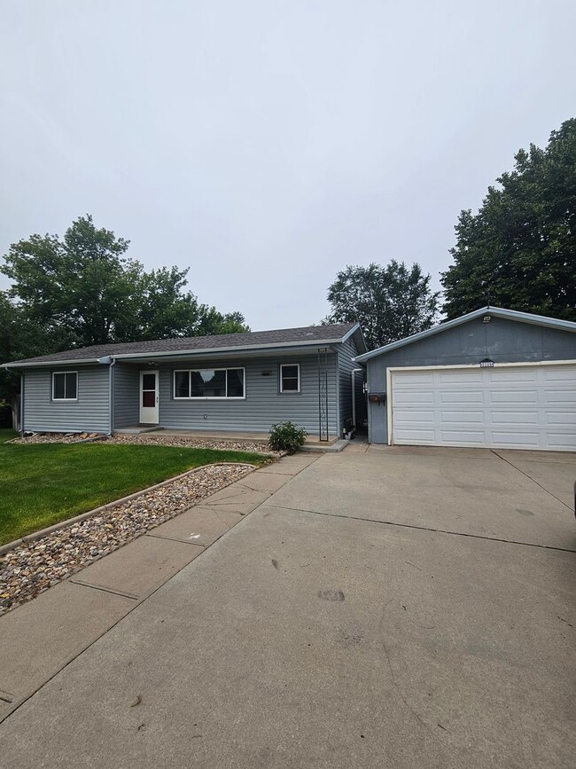 Primary Photo - 3 BEDROOM | 2 BATH | DOUBLE GARAGE | WEST
