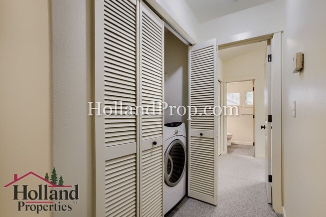 Building Photo - Lovely Condo with 2 primary suites in Hillsboro