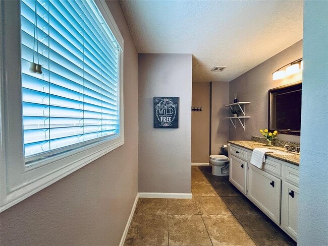 Building Photo - 2413 Kingsdale Dr