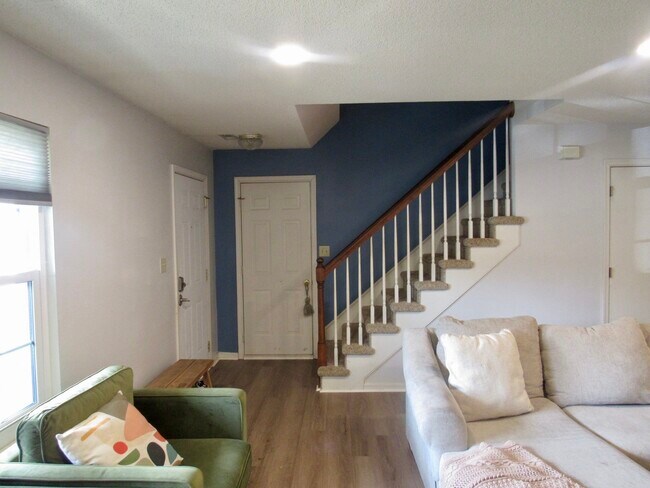 Building Photo - 302 S Hill Ln