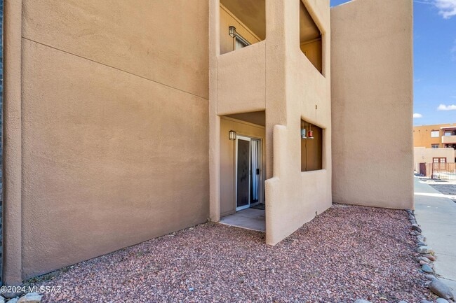 Building Photo - 1810 E Blacklidge Dr