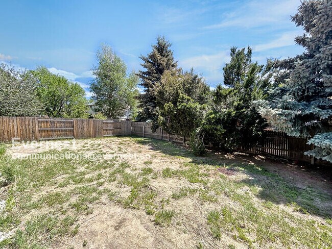 Building Photo - 3 Bed, 2 Bath Home with Fenced Yard & Garage / Available Soon!
