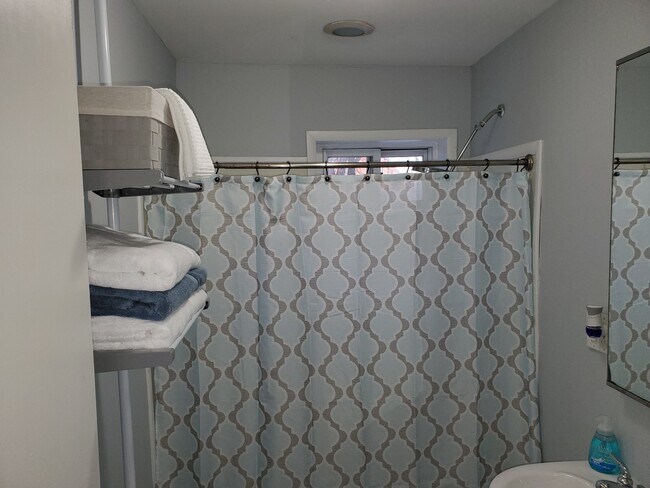 Full bath - 1615 E Eyre St