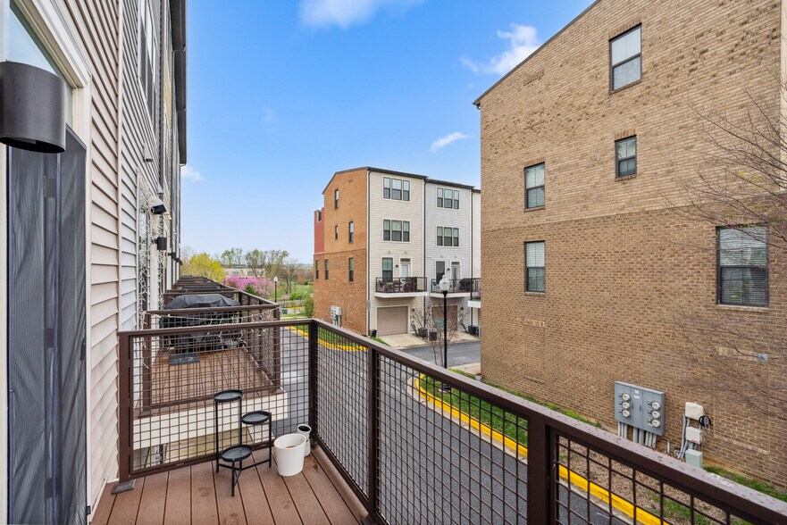Building Photo - 6211 Chronicle St
