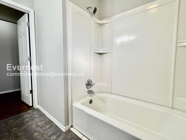 Building Photo - 3 Bed/1 Bath Home with Fenced Yard & Garage / Pet-Friendly / Available Now!