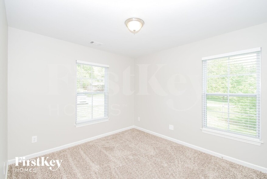 Building Photo - 1805 Seayes Rd SW