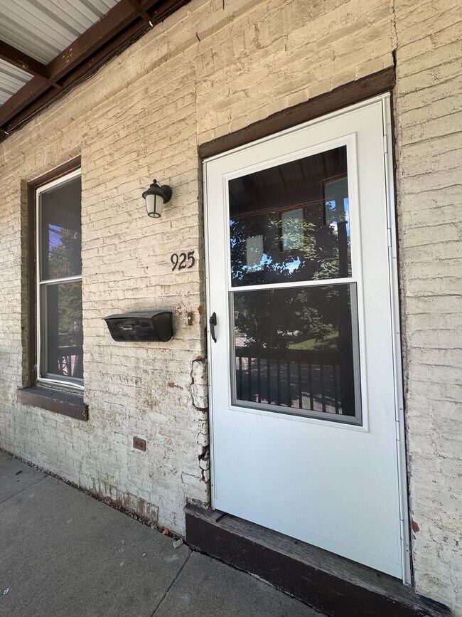 Building Photo - 923-925 N 9th- HBS