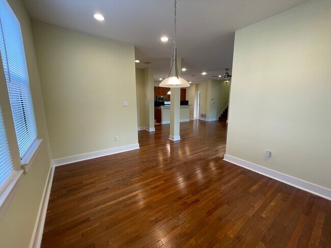 Building Photo - 5bed/3bath house in North Campus
