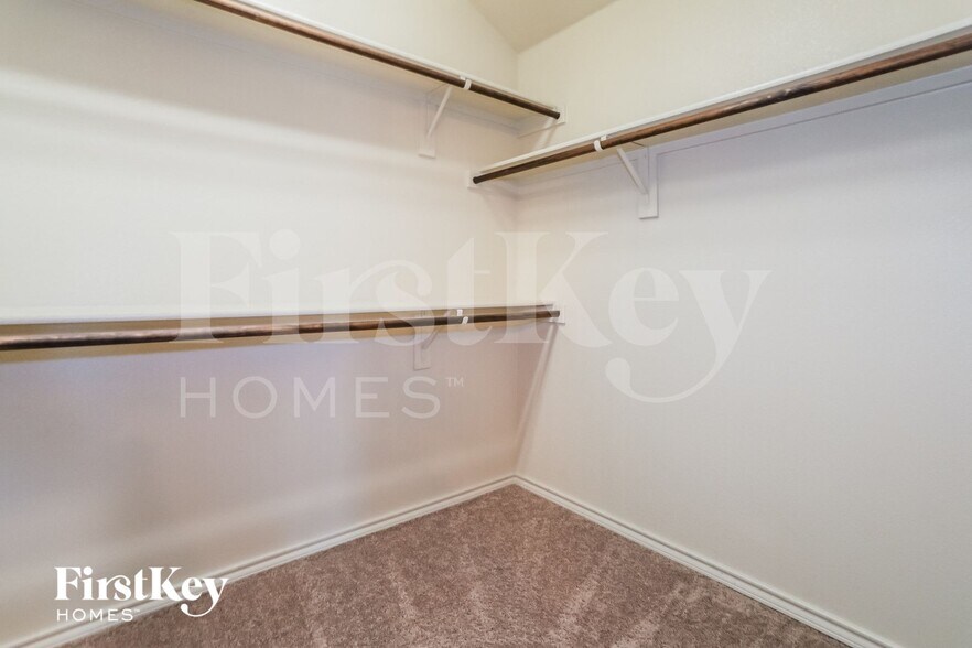 Building Photo - 522 Cantebury Park Ln