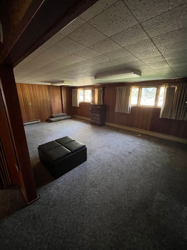 Building Photo - 4 BDR, 2.5 bath