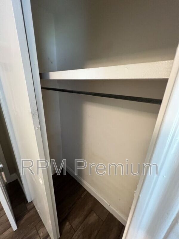 Building Photo - 207 Sinbad St