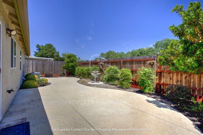 Building Photo - 4 Bedroom, 2 bathroom home with fenced yard