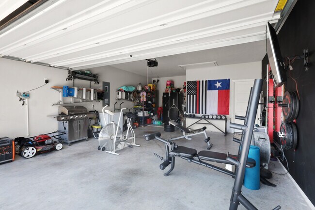 Building Photo - 1437 Lakeview Dr