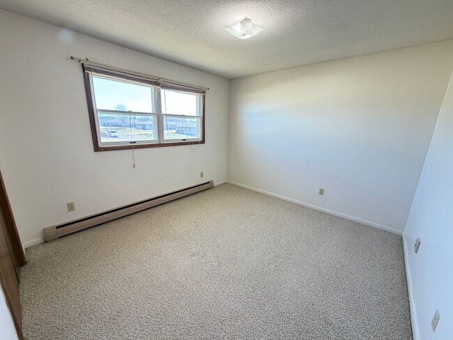 Building Photo - AVAILABLE MAY - Large 2 Bedroom Apartment!