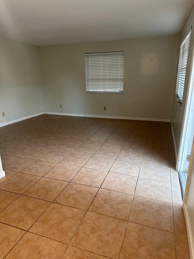 Building Photo - 2733 NE 1st Terrace