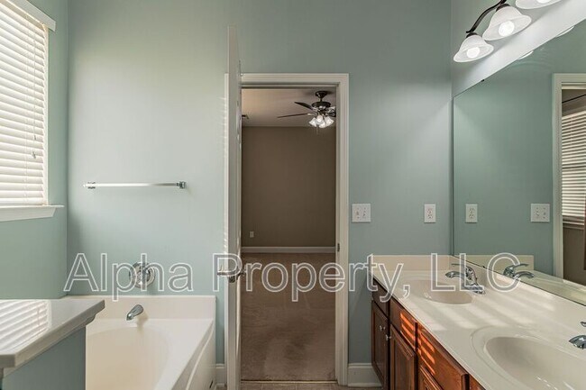 Building Photo - 135 Raven Hill Way