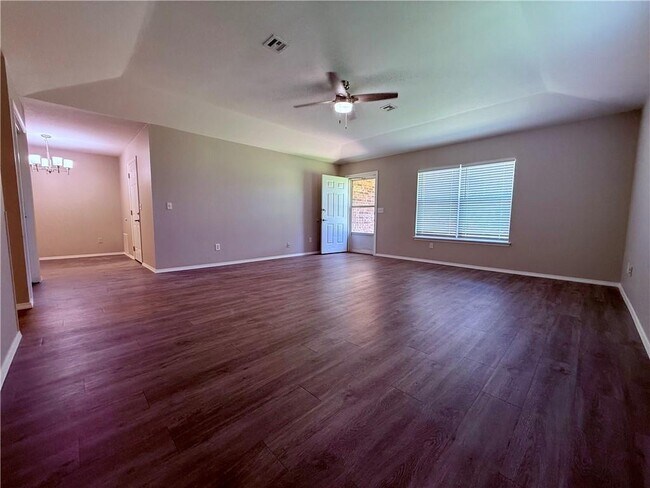 Building Photo - 2107 Oakwood Ave