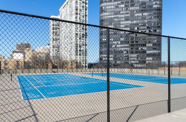 Building Photo - 5320 N Sheridan Rd