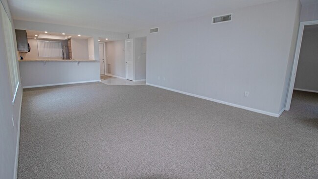 Building Photo - 1600 NE Dixie Hwy