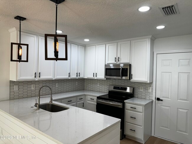 Building Photo - 807 Black Cherry Dr S