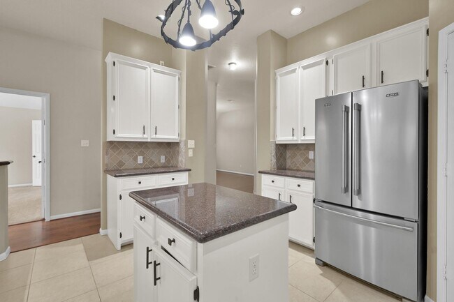 Building Photo - 3030 Hemingway Dr