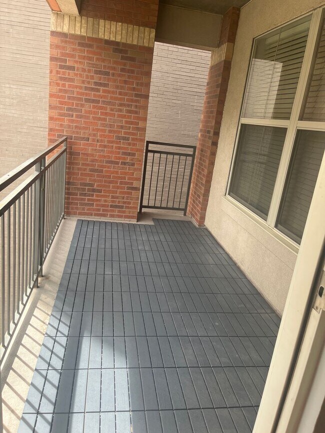 Building Photo - Spacious two bedroom two full bath in the heart of downtown!! AVAIL NOW!