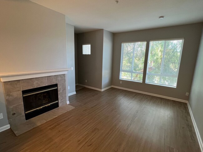 Building Photo - Beautifully Updated 3 Bedroom 3.5 Bath Tow...